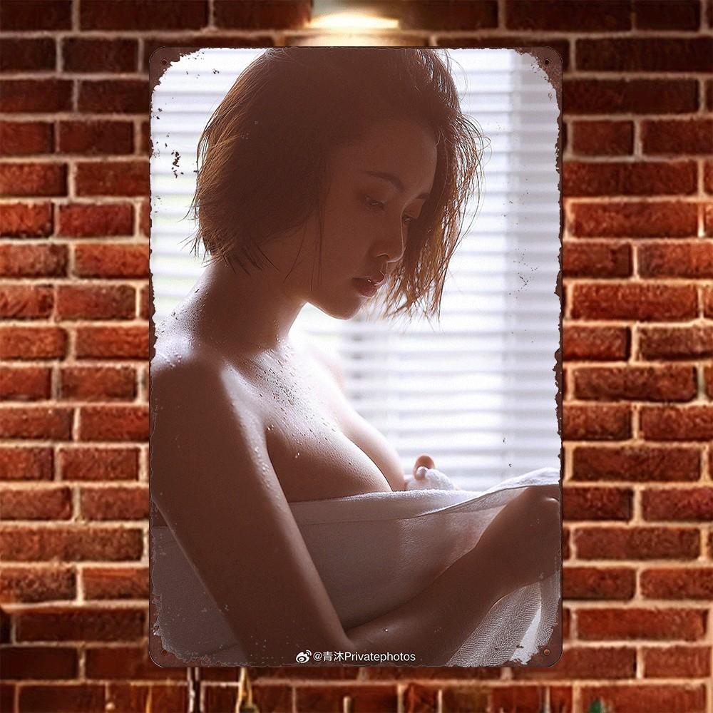 

HD Tin Sign Vintage Wet Asian Girl with Towel Metal Wall Art Retro Decor for Bar Cafe Home 20x30cm（7.8x11.8inch）