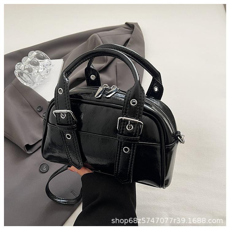 

Fashion hand carry small square bag women s simple casual shoulder bag 2025 new summer niche design commuter messenger bag