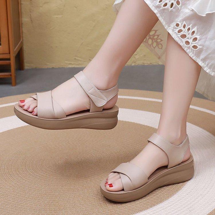Popular Sandals Women's 2025 Summer New Mother Shoes Soft Sole Soft Surface Light Non-slip Comfortable Middle-aged and Elderly Beach Shoes