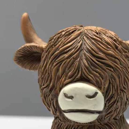 Highland Cow Bathroom Figurine Funny Scottish Cattle Sitting on Toilet Statue Resin Calf Bathing Sculpture for Home Tiered Tray Table Fireplace Decor