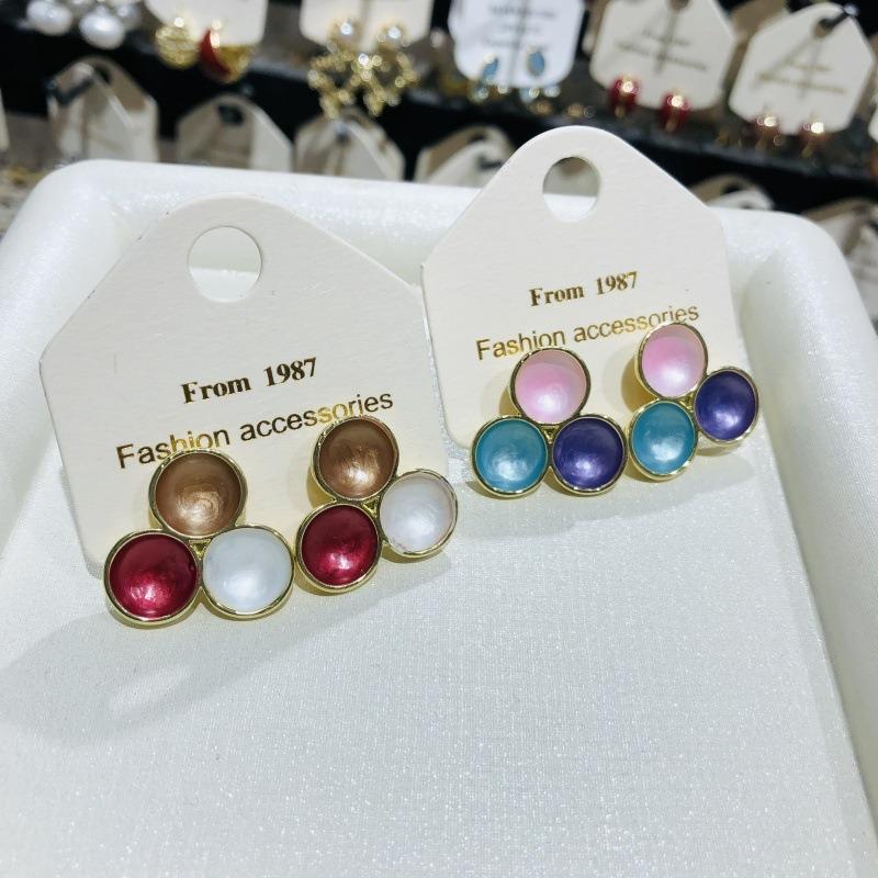 Retro Minimalist Niche Unique Design Fashionable and Elegant Shell Appliqué Earrings