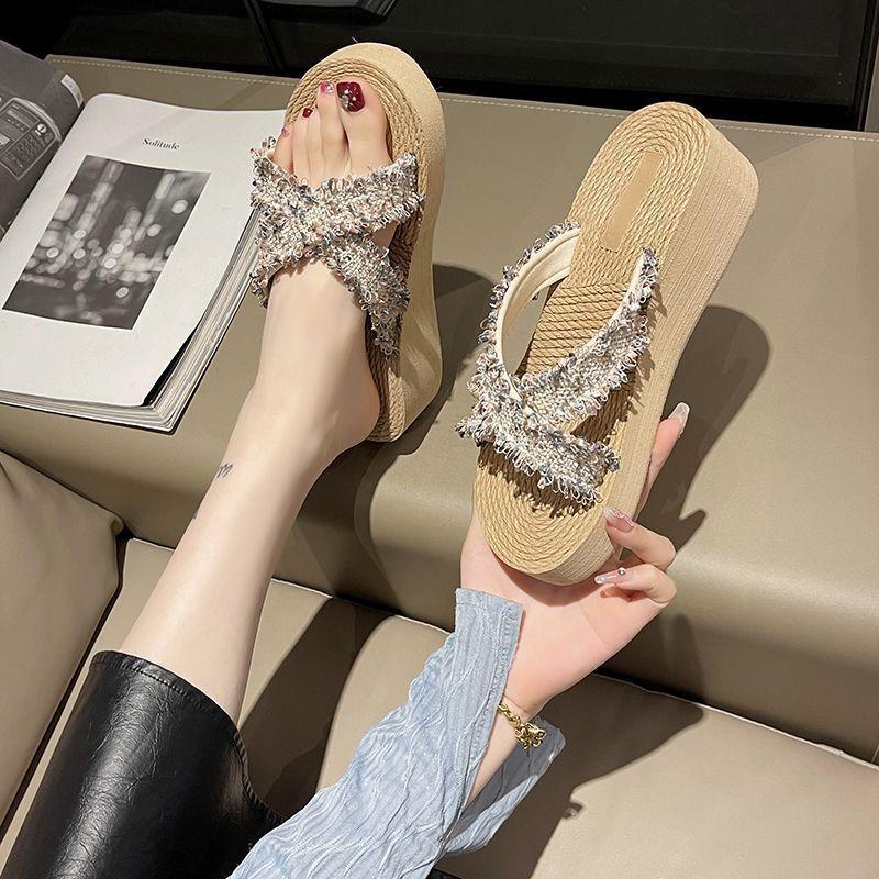 Internet celebrity slippers 2025 summer new women's flip-flops fashion platform beach shoes seaside non-slip beach slippers