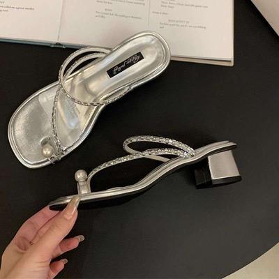 Sandále na vysokom podpätku hrubý podpätok kryté prsty chladivé papuče dámske letné oblečenie 2025 nové kamienkové stredný podpätok plážové rímske topánky