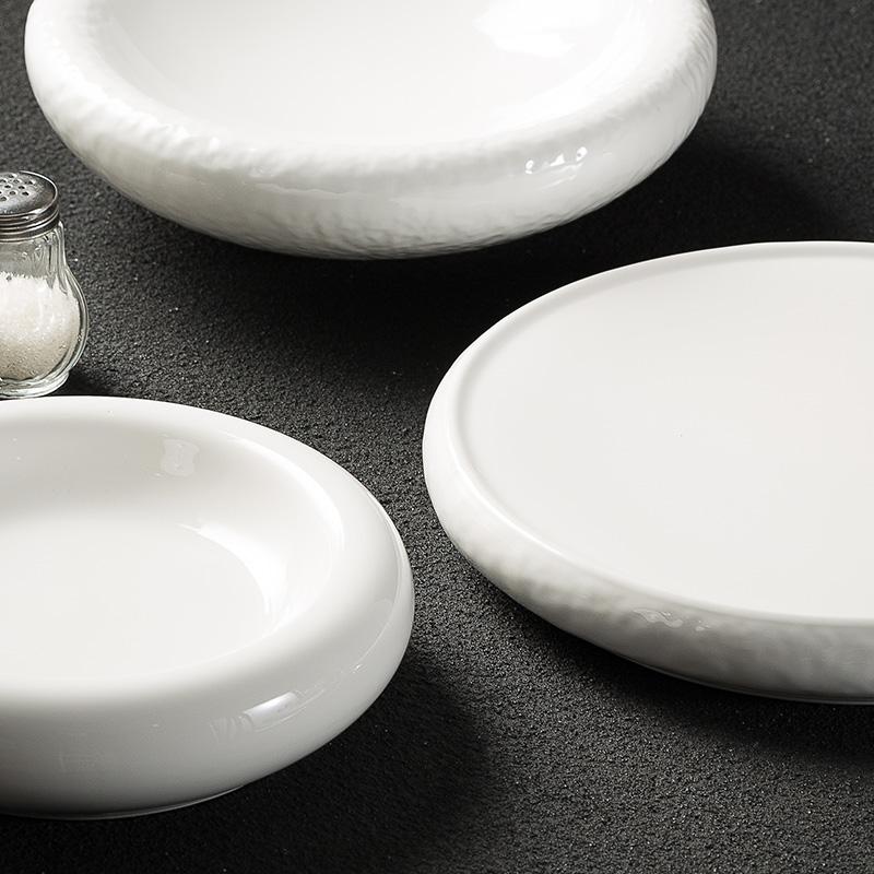 Hotel serving plate White porcelain plates Western tableware with artistic conception on the plate Restaurant circular deep dish