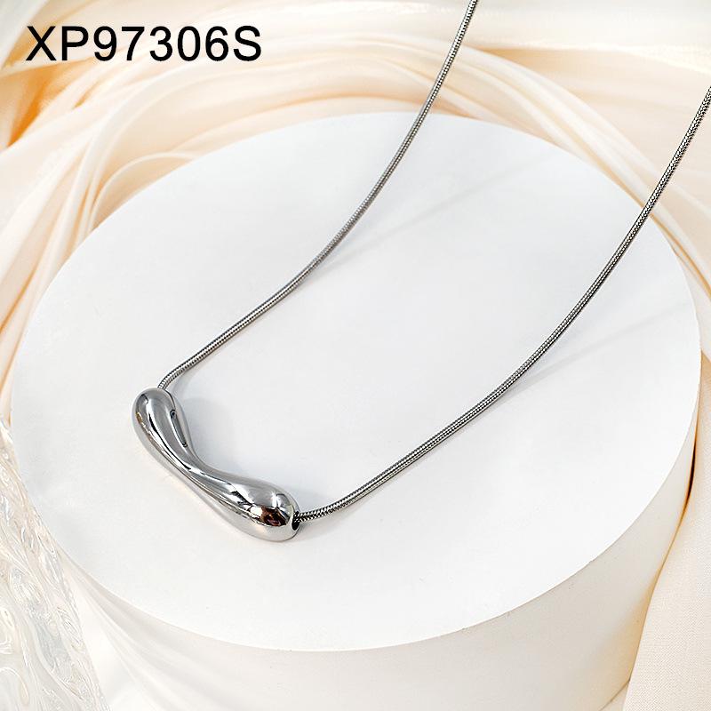 Elegant Titanium Steel Necklace for Women: Versatile Gold & Silver Clavicle Chain
