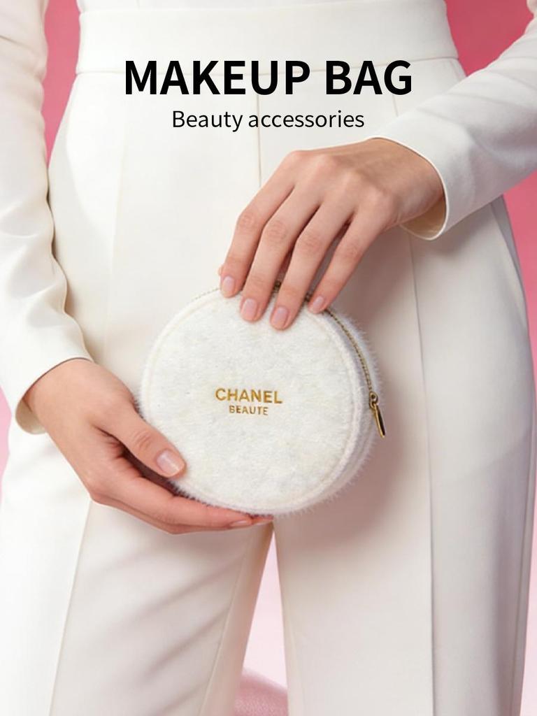 Chanel Borsa Portatrucco Rotonda CHANEL BEAUTÉ Bianca Peluche, Borsa Cosmetica con Cerniera Peluche, Accessorio di Bellezza Marca di Lusso