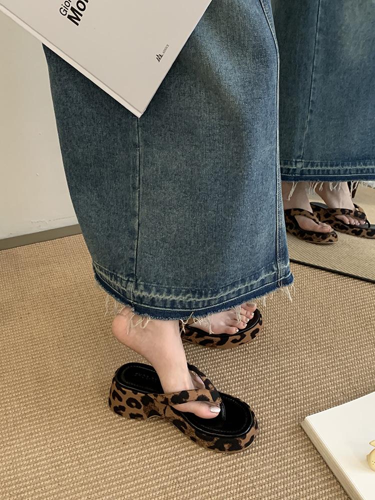 Fashion 2025 Summer New Women Comfort Flip-Flop Leopard Soft Thick-Soled Cloud Slippers Travel Vacation Beach Shoes New Women Sandals