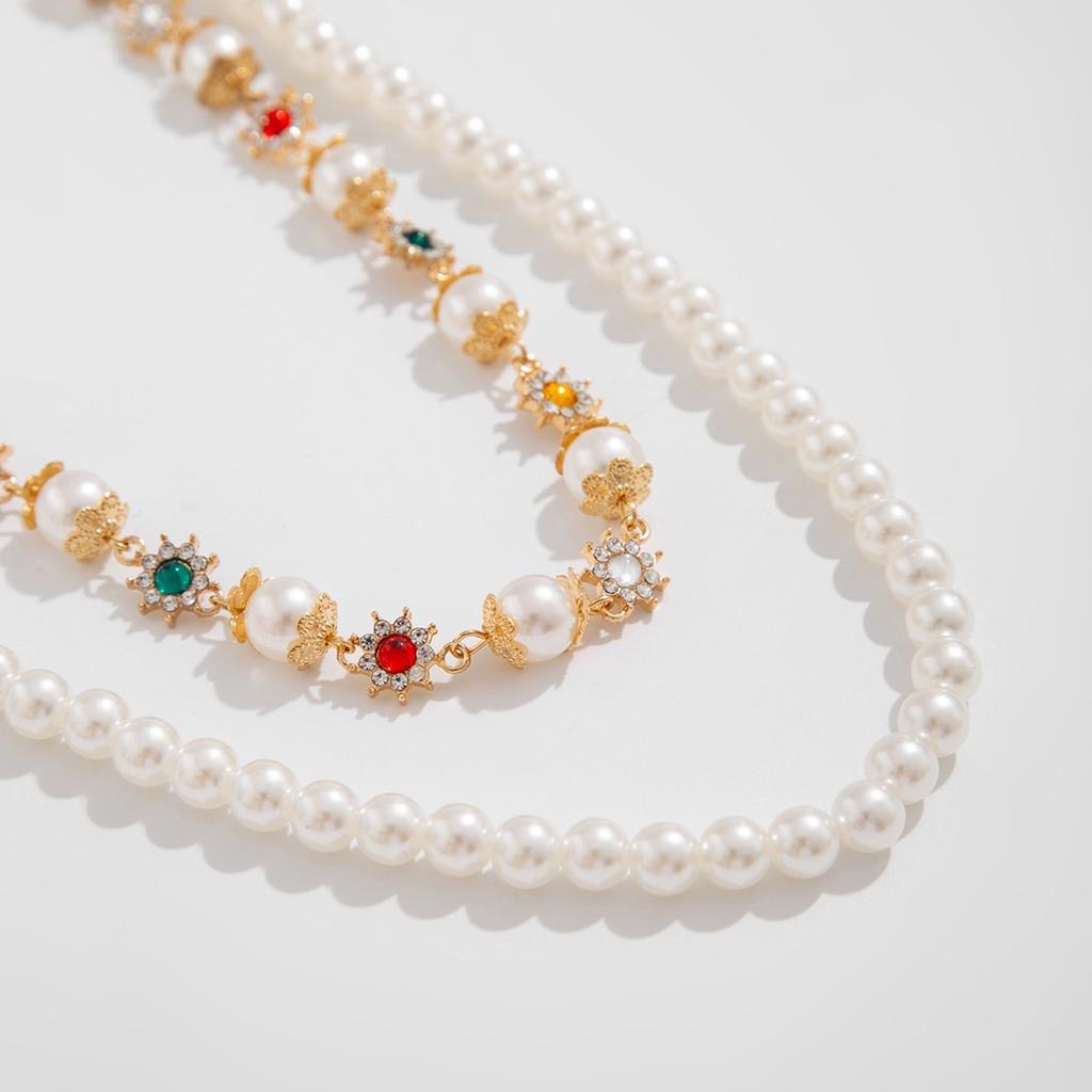 Elegant Rhinestones Flower Pearls Chain Enhances Jeans Fashion Statement Pieces for Trendy Women Ladies Casual Wear