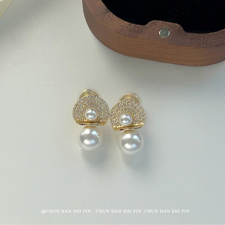 Stylish and simple pearl ear clips without ear piercings, high-end large pearl stud earrings, celebrity temperament earrings, mosquito disc earrings.