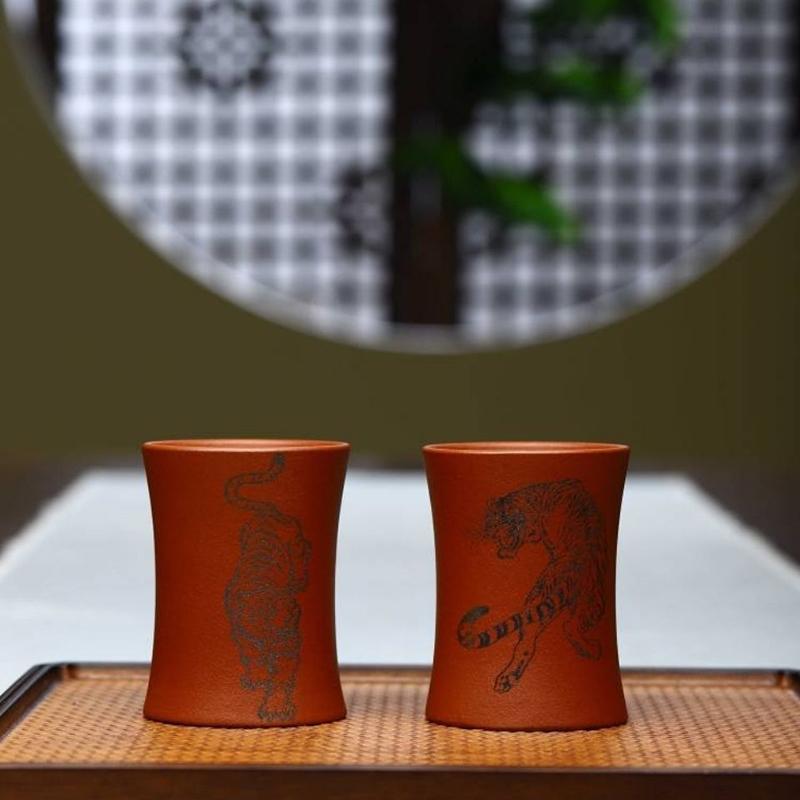 Yixing lila Sandbecher rohes Erz zinnoberroter Schlamm doppelseitiges Schnitzen Tigergebrüllbecher 1 Stück Kapazität 130 ml