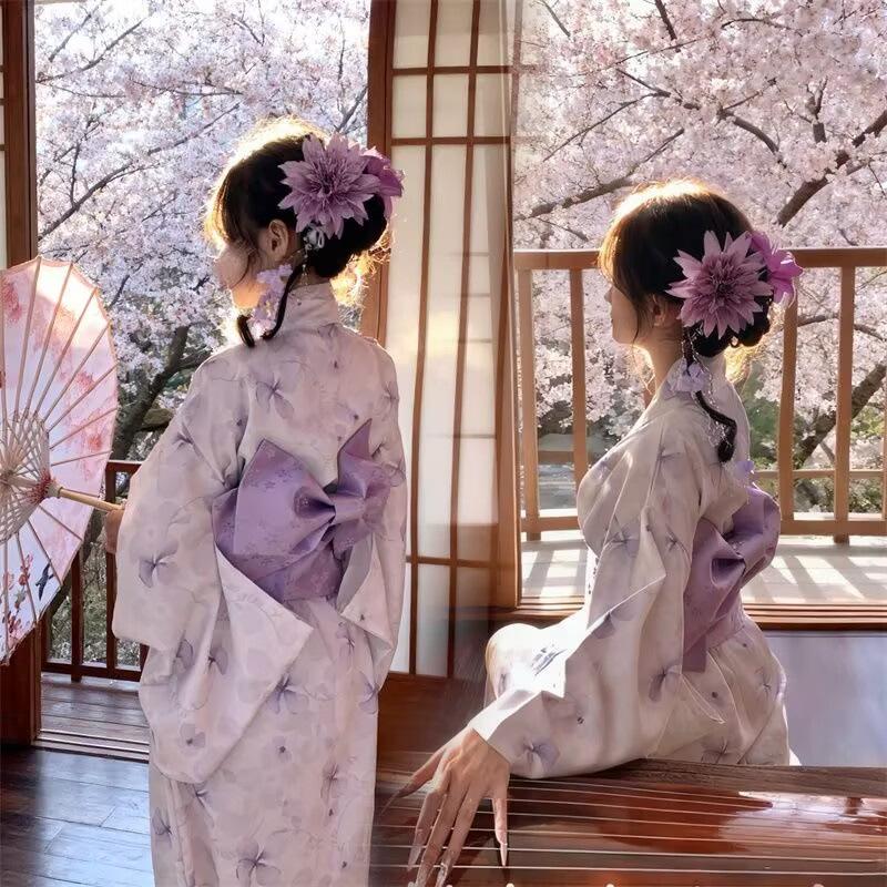 Dámské japonské kimono a yukata šaty pro formální fotografování