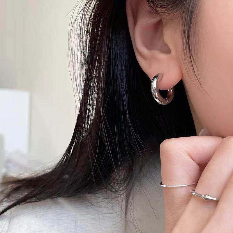 Women's Luxury Textured Metal Hoop Earrings - Versatile Niche Design