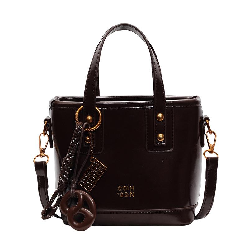 Vintage Maillard Niche Fashionable Oil Wax Leather Portable Bucket Bag, High-end Light Luxury Commuter Versatile Messenger Women's Bag