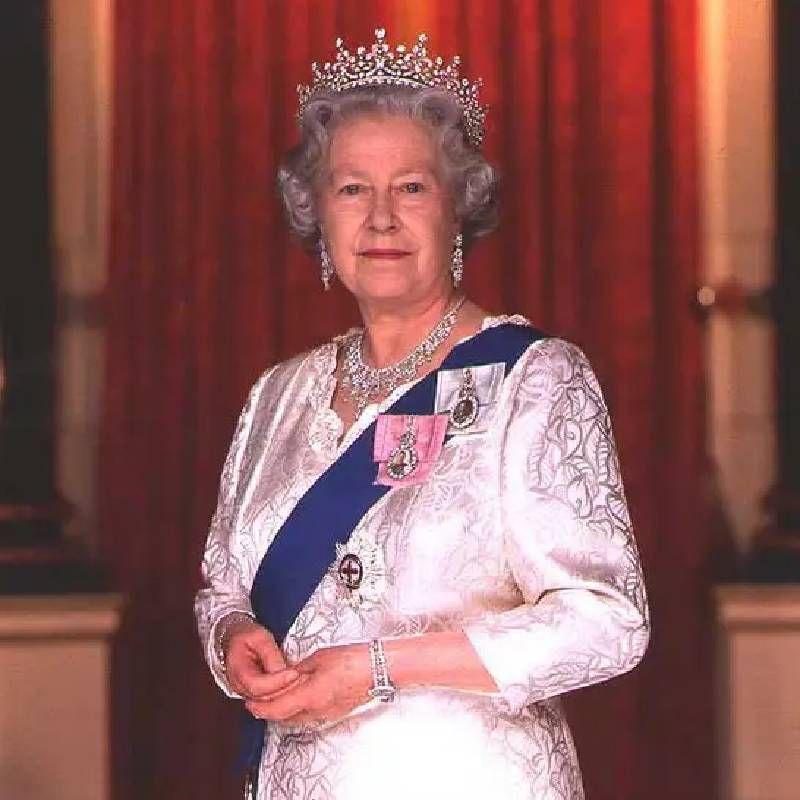 Buy Ii Queen Elizabeth Action Figure Enamel Decorated Doll Collection Doll at affordable prices