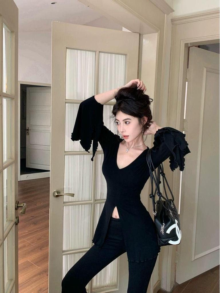 American Retro V-neck Flare Sleeve Spicy Girl T-shirt - Women's Autumn Slimming Black Long Sleeve Top.