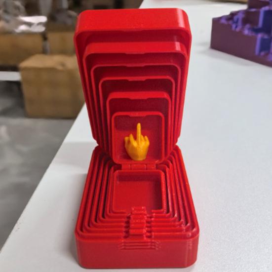 3D-printade lådor inuti lådor Irriterande presentlåda med mini långfinger-skämt 6-lagers Matrjosjka presentlådor Rolig skämt