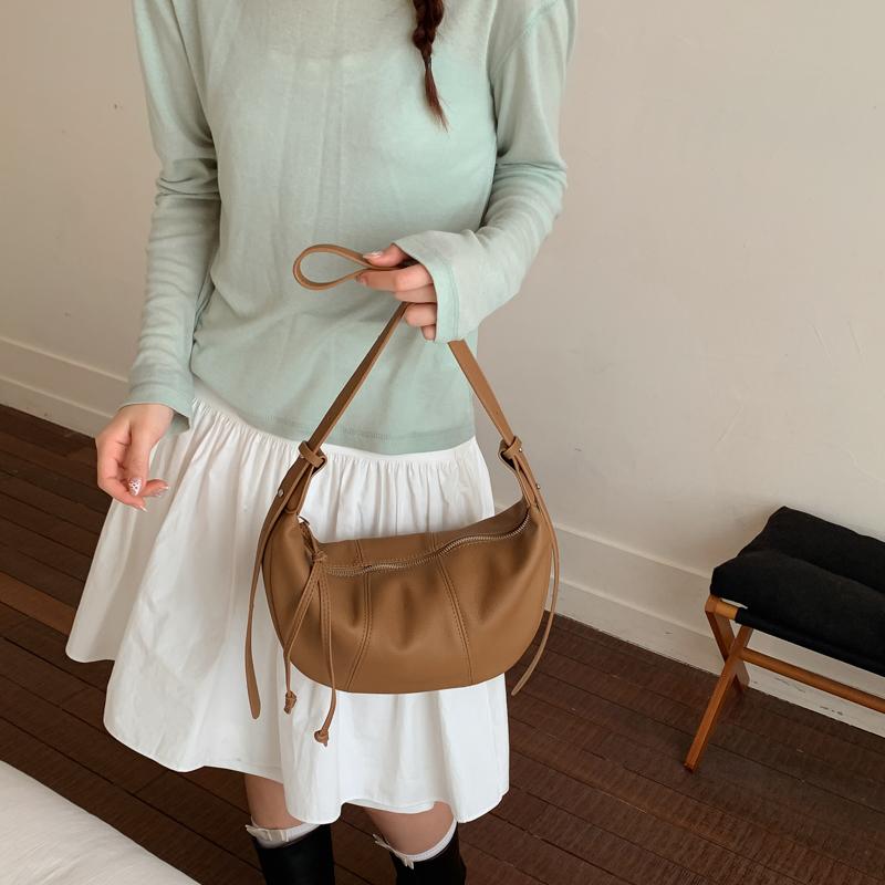 Minimalist Crossbody Bag for Women Soft Leather Shoulder Bag Zip Closure Trendy Hobo Style Handbag