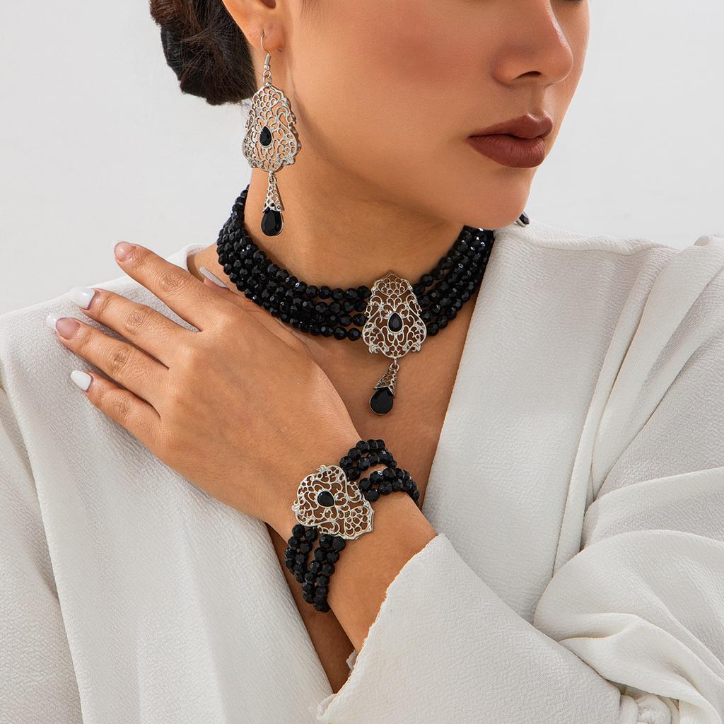 Retro Court Style Imitation Pearl Beaded Collarbone Necklace, Temperament Diamond-Set Hollow Flower Plate Collar Female