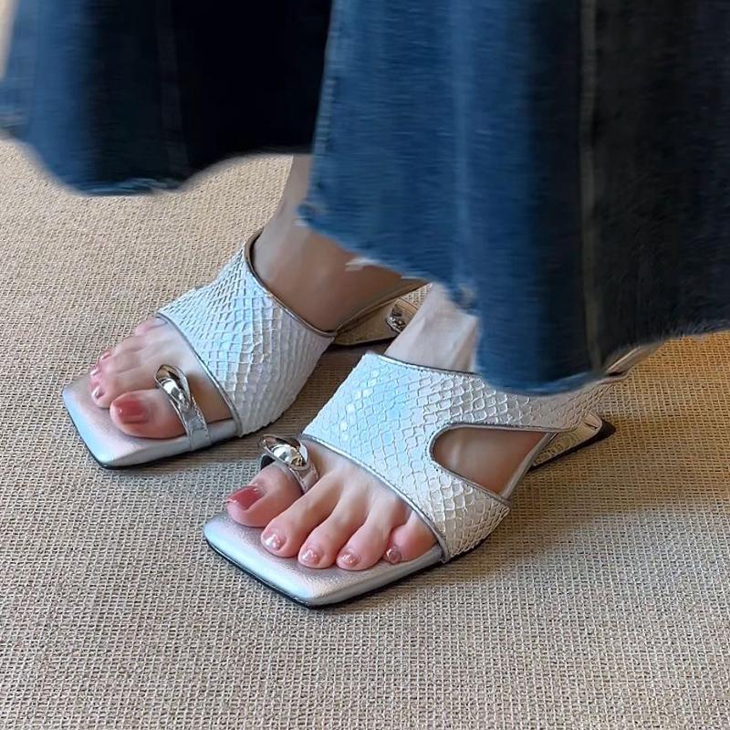Mode Damen Hausschuhe Zehensteg Mittelhohe Absätze Schuhe Mode Sandalen mit Absatz 2025 Sommer Elegante Pumps Kleider Pantoletten Luxus Chanclas De Mujer