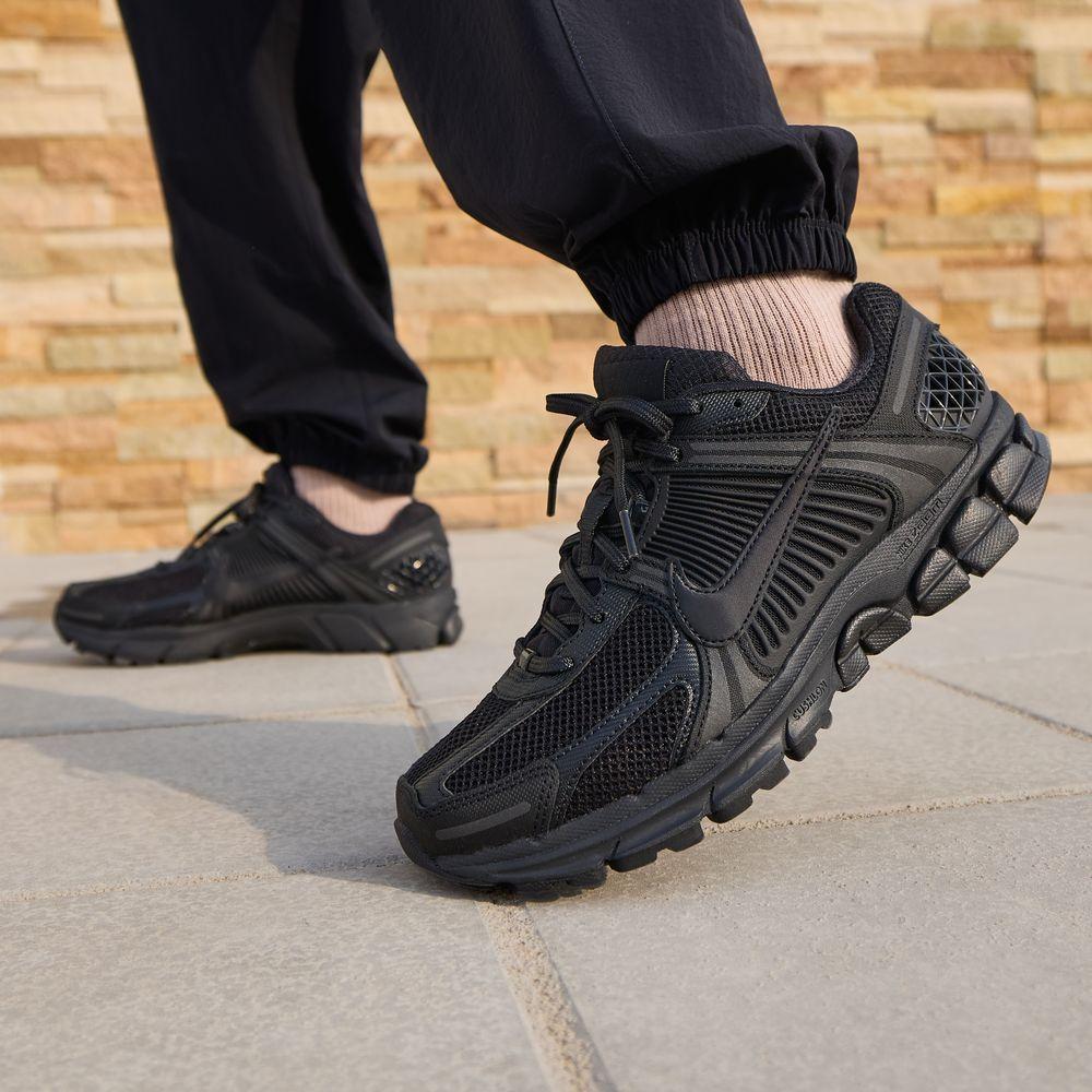 Nike Zoom Vomero 5 Тройной черный 36.5