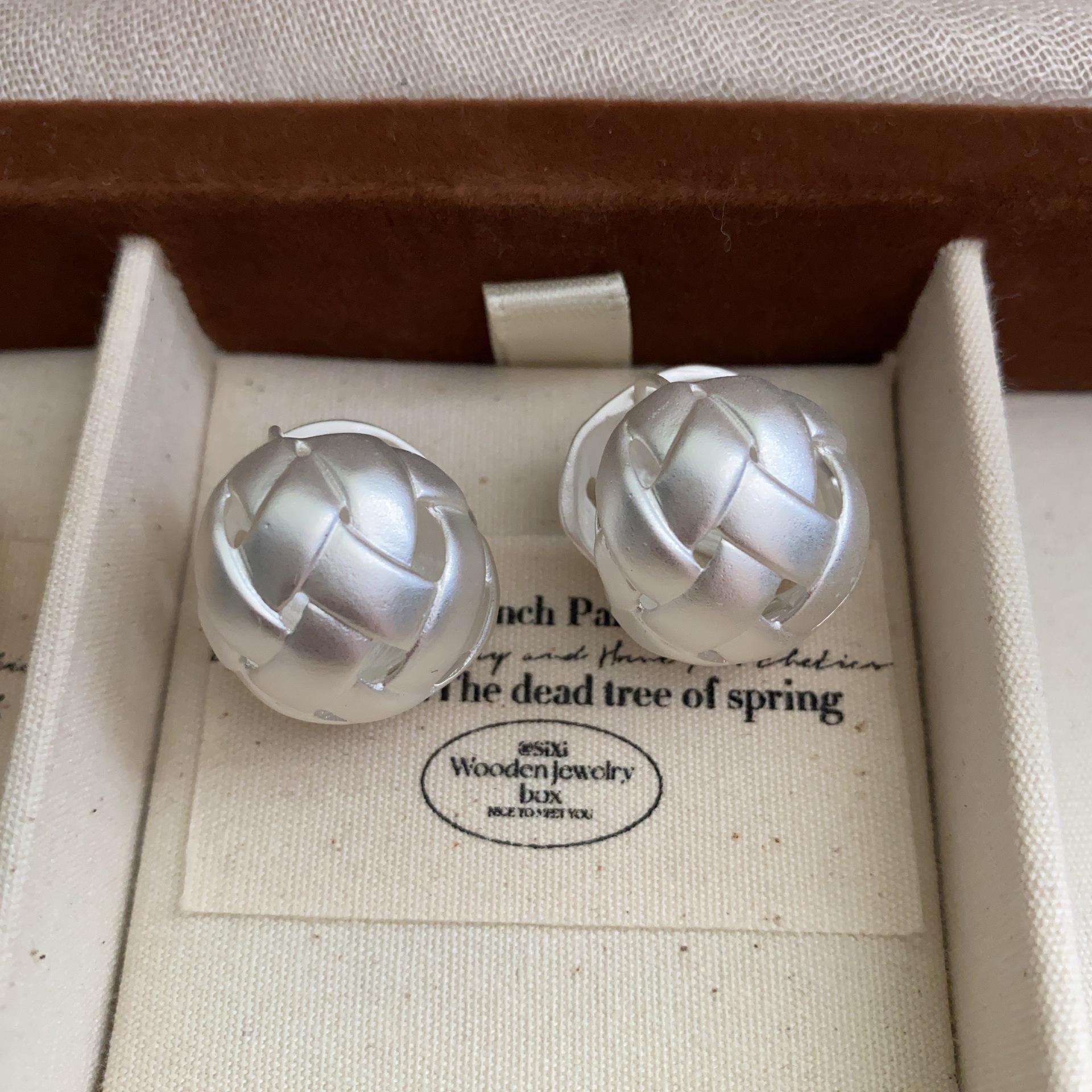 Простые и холодные трехмерные плетеные серьги, изысканный темперамент, нишевое ощущение высокого класса, серьги-гвоздики с шариками.