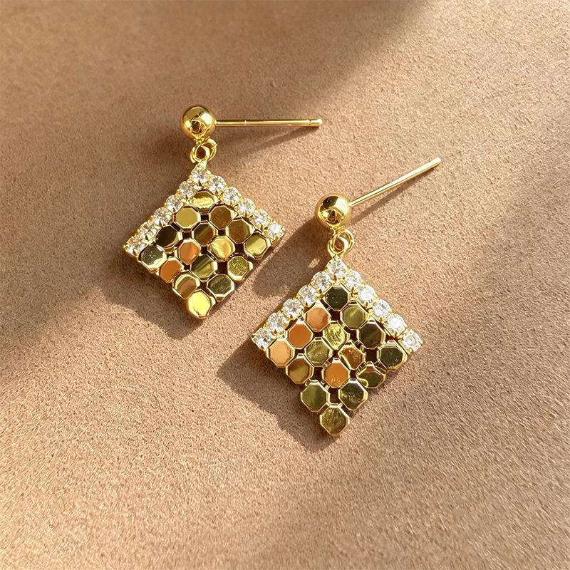 Exquisite Retro Hong Kong Geometric Diamond Dangle Earrings for Women: Fashionable, Elegant Studs with a High-End Feel