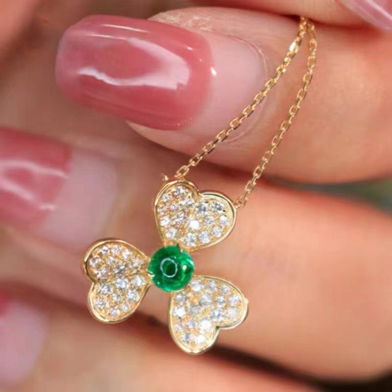 Four-Leaf Clover Diamond Necklace: Elegant, Simple Design for Women