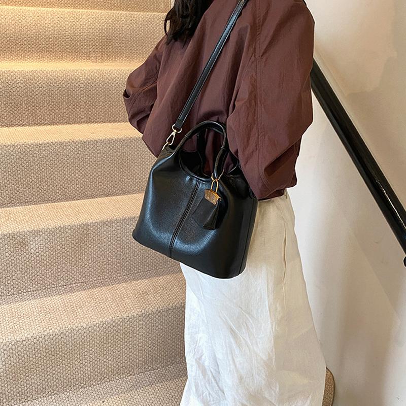 Designová móda Malá crossbody kabelka přes rameno z PU kůže pro ženy Zimní Nové Tend Jednoduché kabelky do podpaží