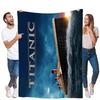 Coperta con Poster del Film Titanic - Lussuosa Morbida Coperta in Pile con Iconico Design della Nave RMS Titanic, Elegante Gradiente Oro e Blu