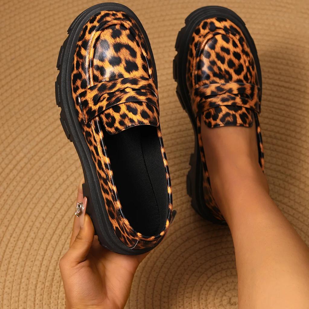 Sapatos Femininos Tamanho Grande Cano Baixo Estampa de Leopardo Estilo Britânico Solado Grosso Slip-on Mocassins de Couro Sapato Casual Confortável para Exterior