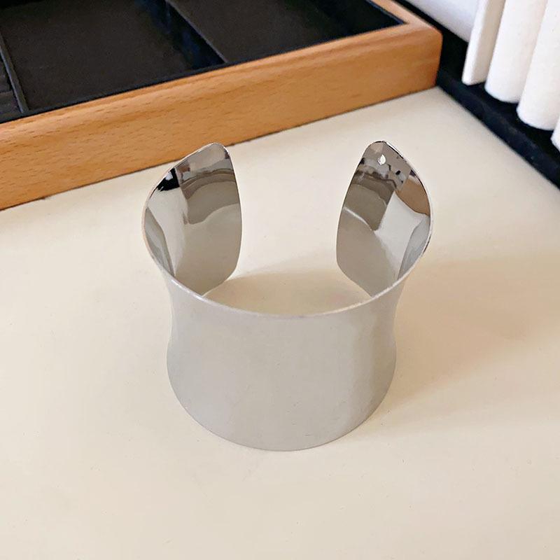 Trendy European & American Exaggerated Metal Hollow Armlet: Niche High-End Women's Jewelry