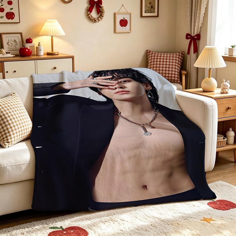 Moody Portrait Idol Pattern Blanket Machine Washable Fleece Blanket For Living Room Sofa Bedroom Bed Lightweight Home Decor Great Holiday Gift