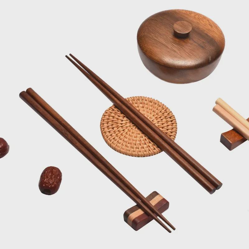 Japanische Essstäbchen aus Holz mit Gravur – ideal für Zuhause und Hotels, perfekt zum Kochen und für Sushi.