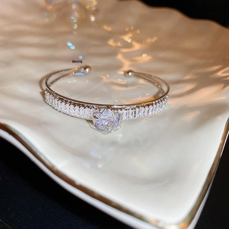 Zarif Çok Katmanlı İnci ve Rhinestone Esnek Bileklik: Zarif Üst Düzey Moda Takıları