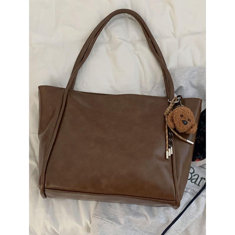 

Retro large-capacity bag women s autumn and winter 2025 new niche simple tote bag versatile shoulder armpit bag коричневый