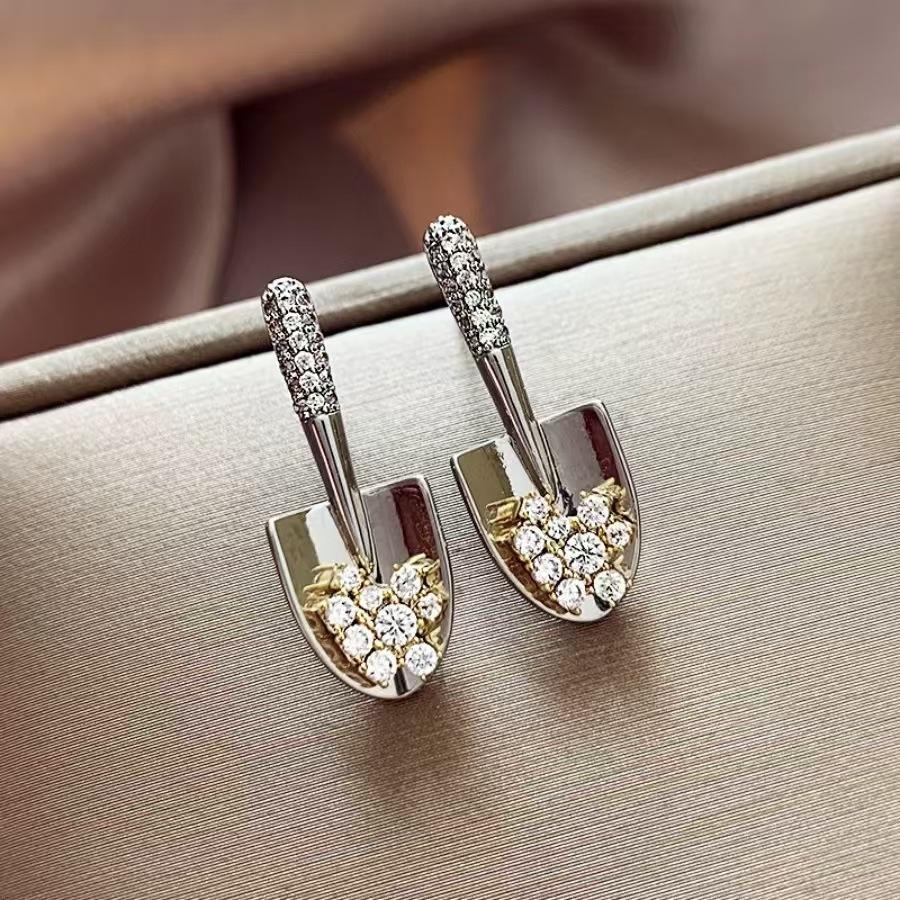 Unique design, shovel stud earrings, light luxury, simple and exquisite earrings, earrings. серебряный