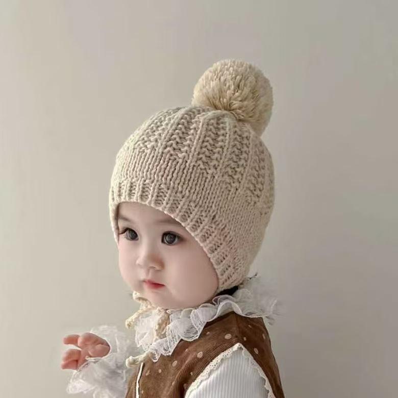 Zimowa ręcznie robiona czapka z nausznikami w stylu koreańskim z pomponem dla małych dziewczynek
