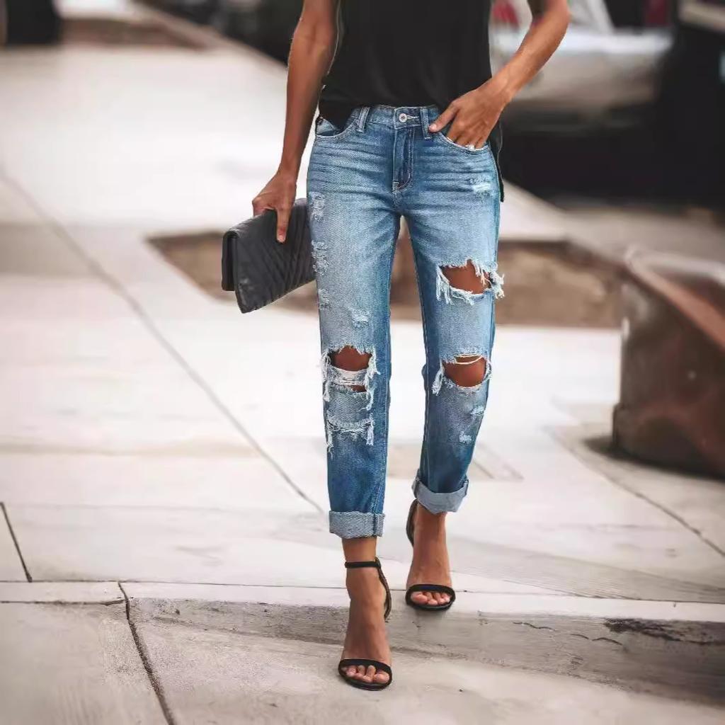 Eine Frau in modischen und retro Skinny Jeans