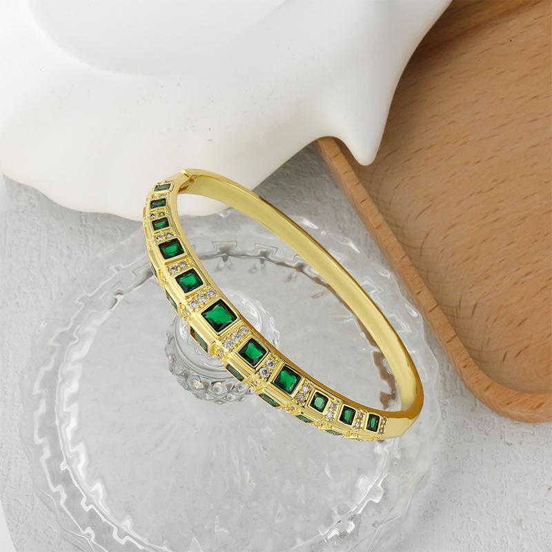 Modisches Leichter Luxus Neues Kupfervergoldetes Armband für Damen Französischer Stil Elegantes Zirkonia-Verschlussarmband