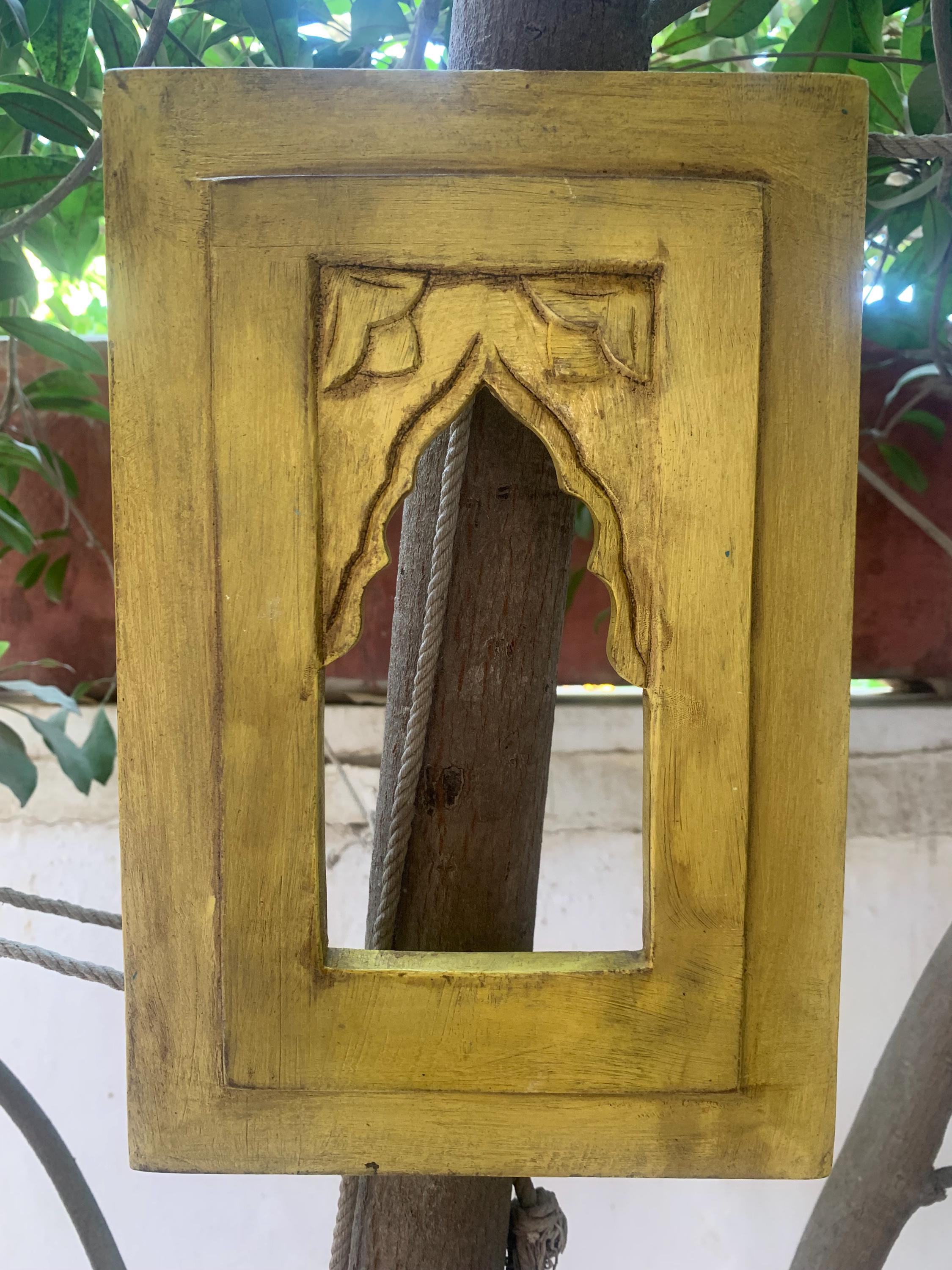 

Желтая крашеная деревянная рама: Индийский стиль Джарокха, Деревенский домашний декор 18” X 12” X 24” (l x w x h)