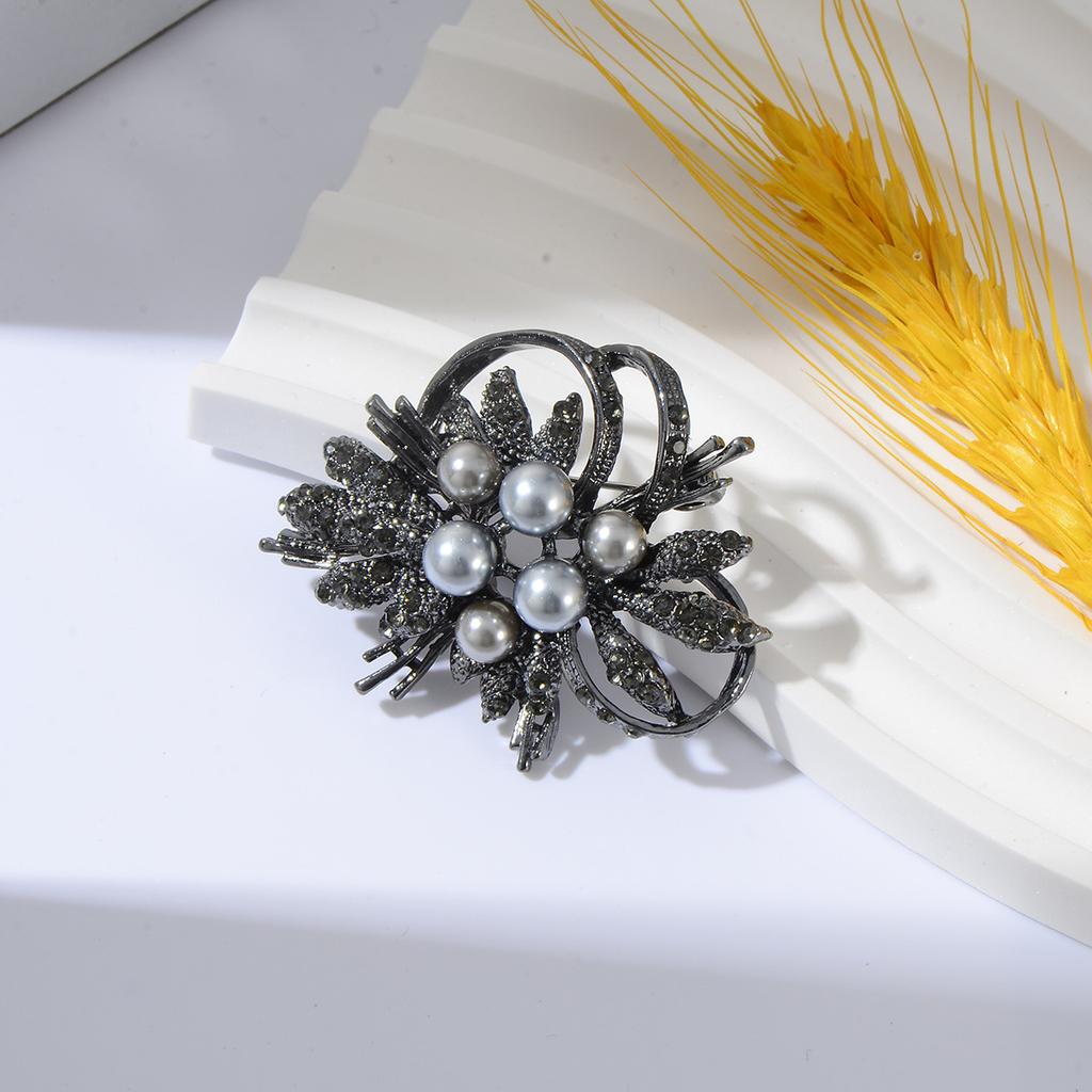 SKEDS Vintage Women Men Fashion Exquisite Full Crystal Flower Pins Accessories Exquisite Classic Design Badges For Women's Coat