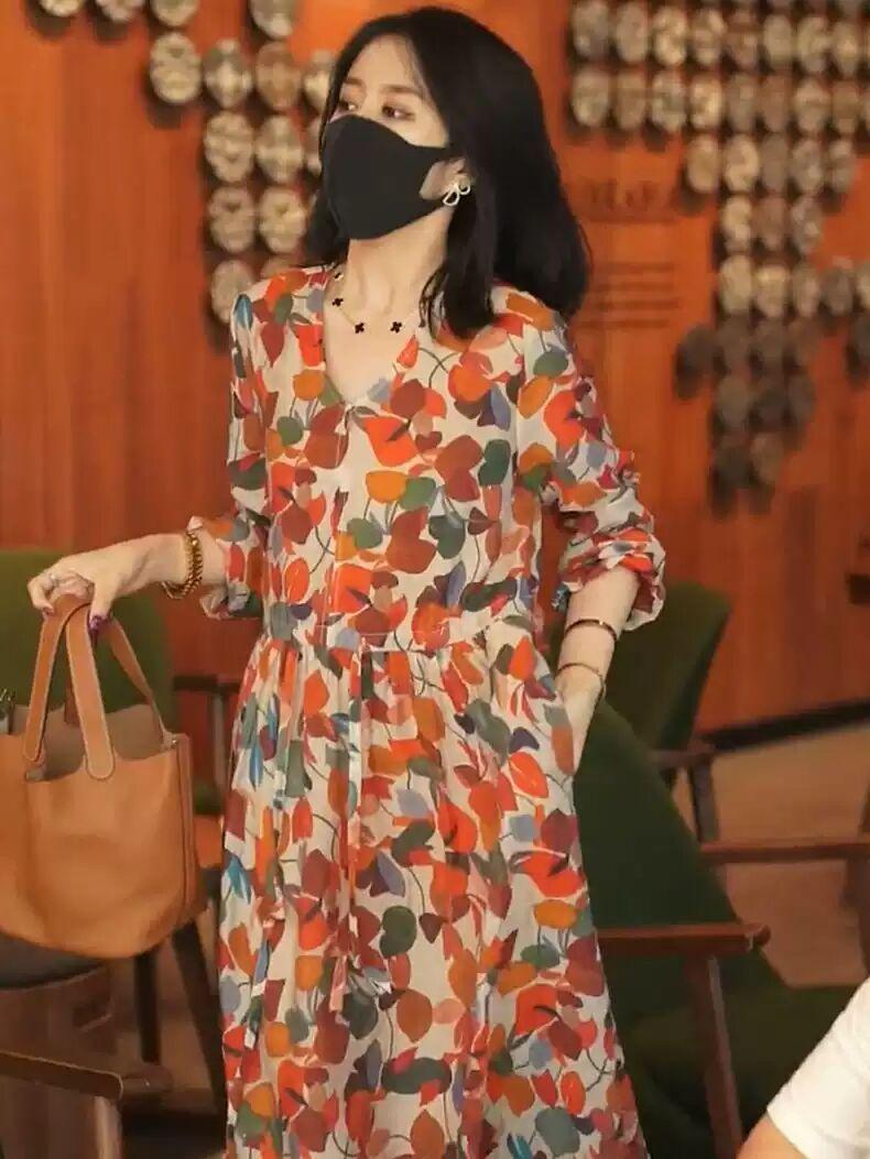 

Французская нишевая дизайнерская юбка высокого класса женская 2025 осень новая с принтом V-образный вырез длинный рукав цветочное хлопково-льняное платье M