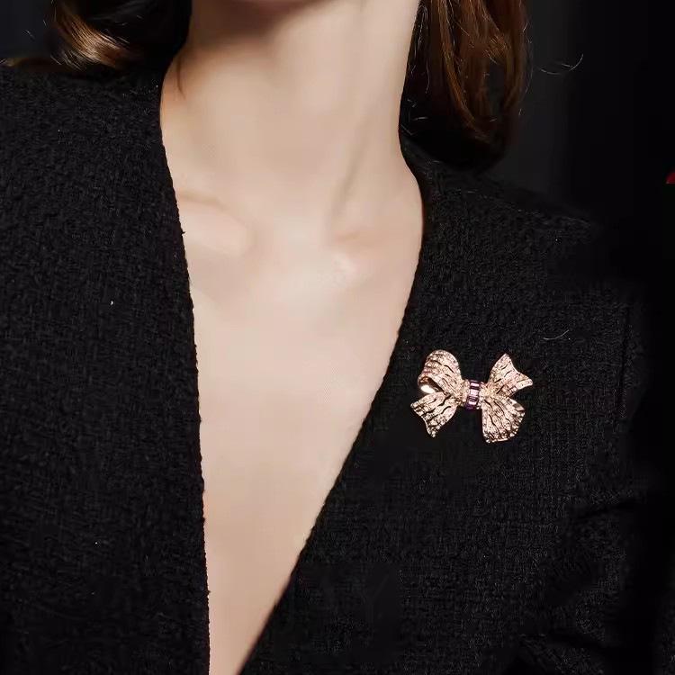 High-End Women's Luxurious Bow Brooch – Elegant, Niche Design Corsage Pin for Suits