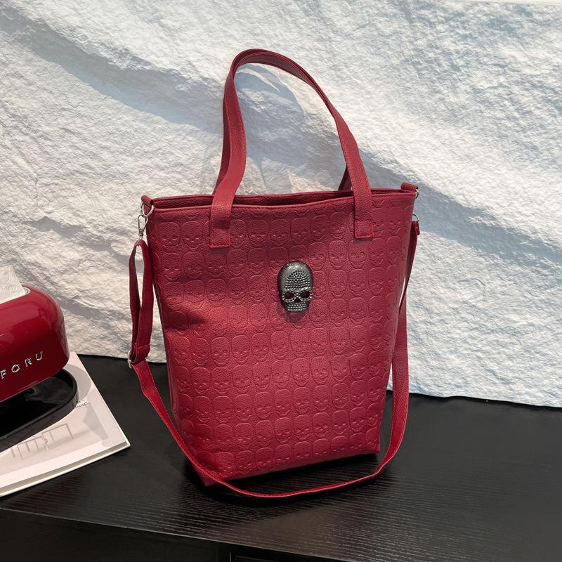 

Европейская и американская модная большая сумка с заклепками из черной кожи, сумка на плечо с принтом черепа, портативная повседневная женская сумка большой вместимости красный