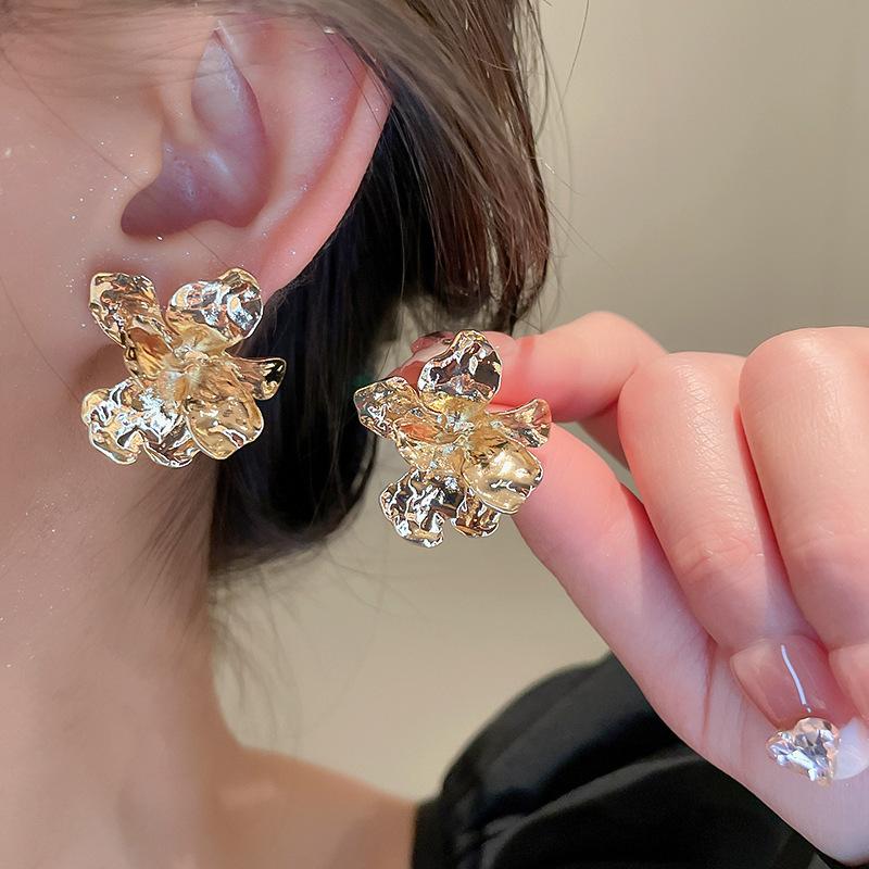 Exquisite and Shiny Earrings, Fashionable and Exaggerated, Atmospheric Earrings, Banquet Light Luxury and High-end Earrings