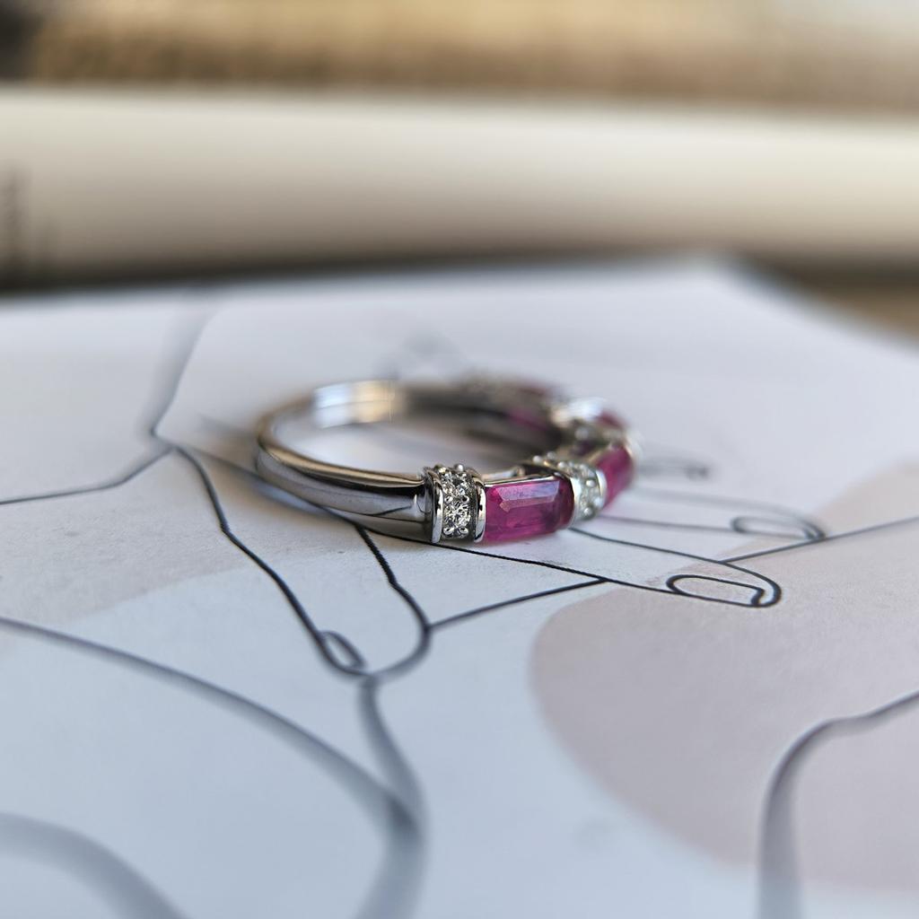 Серебряное кольцо с натуральным рубином 2.328ct, фианитами, вес изделия 2,94 гр (2205296)