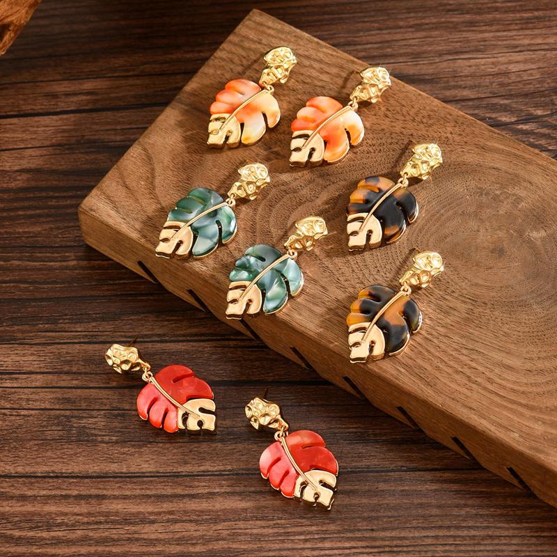 Creative Green Resin Leaf Hollow Pendant Earrings for Women Gold Ginkgo Leaf Personality Earrings Party Jewelry
