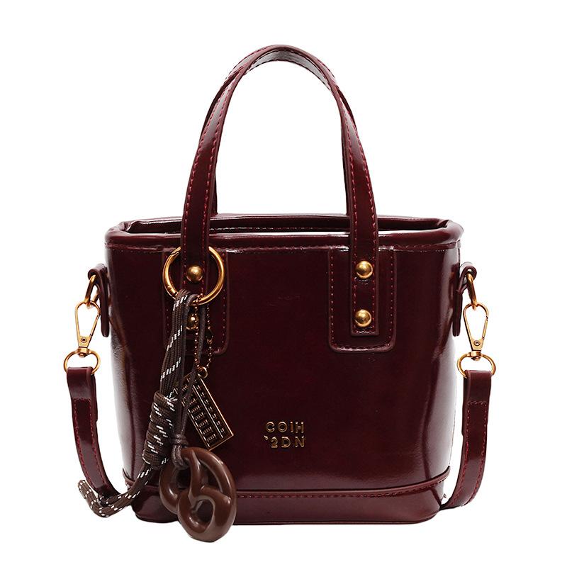 Retro handbag bag women's autumn and winter 2025 new high-end texture niche fashion versatile popular messenger bucket bag