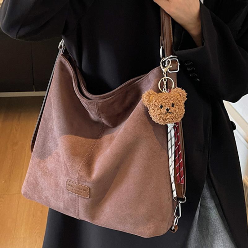 Retro shoulder bag, soft leather large-capacity bucket bag, women's 2025 new autumn model, simple casual commuter backpack.