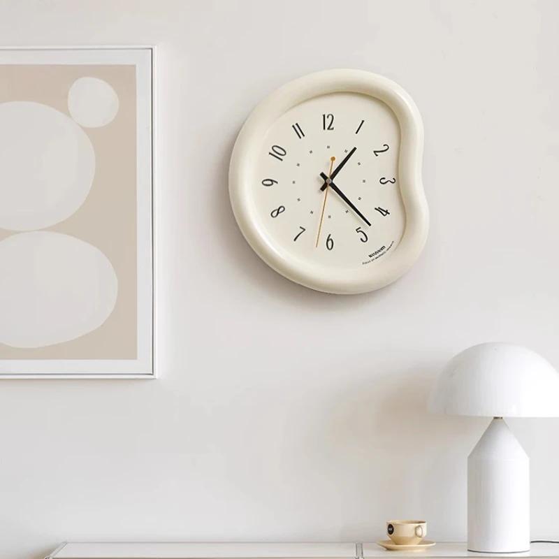 European Aesthetic Clock Wall Modern Art Creative Design Living Room Interior Wall Watch Simple Light Luxury